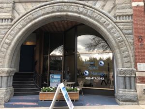A building with an arch and entrance to the outside.