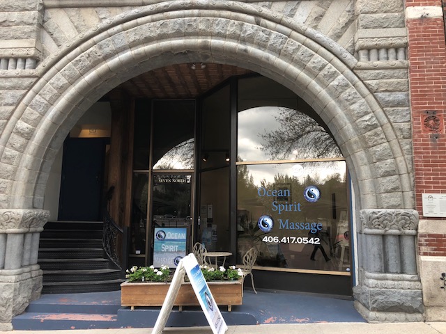 A building with an arch and entrance to the outside.